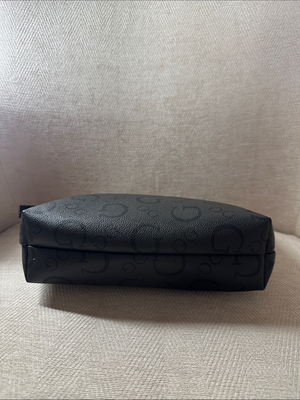 GUESS Black Logo-Print Toiletry Pouch with Heart Charm - Picture 8 of 13